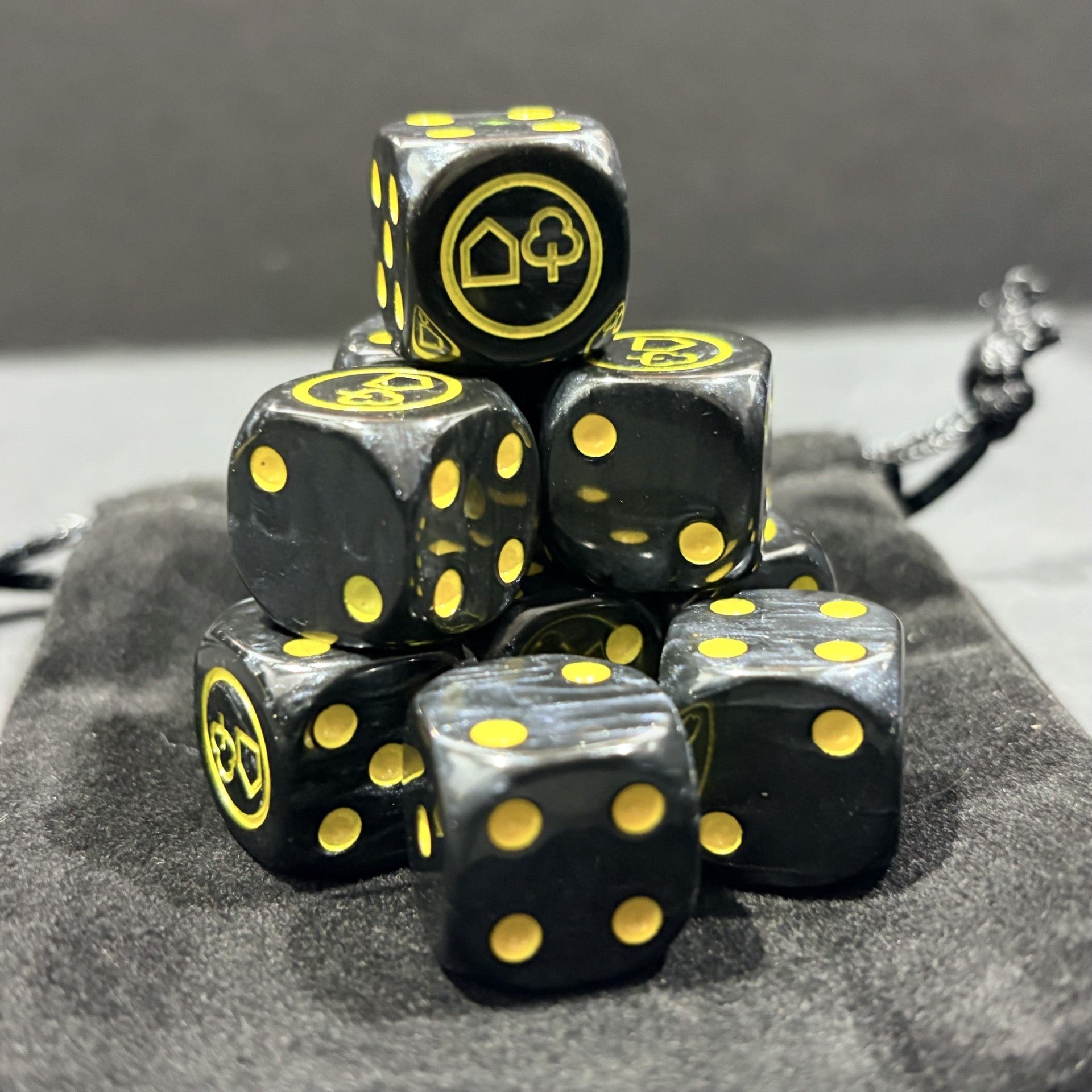 Gamers Village Logo Dice – Black/Yellow