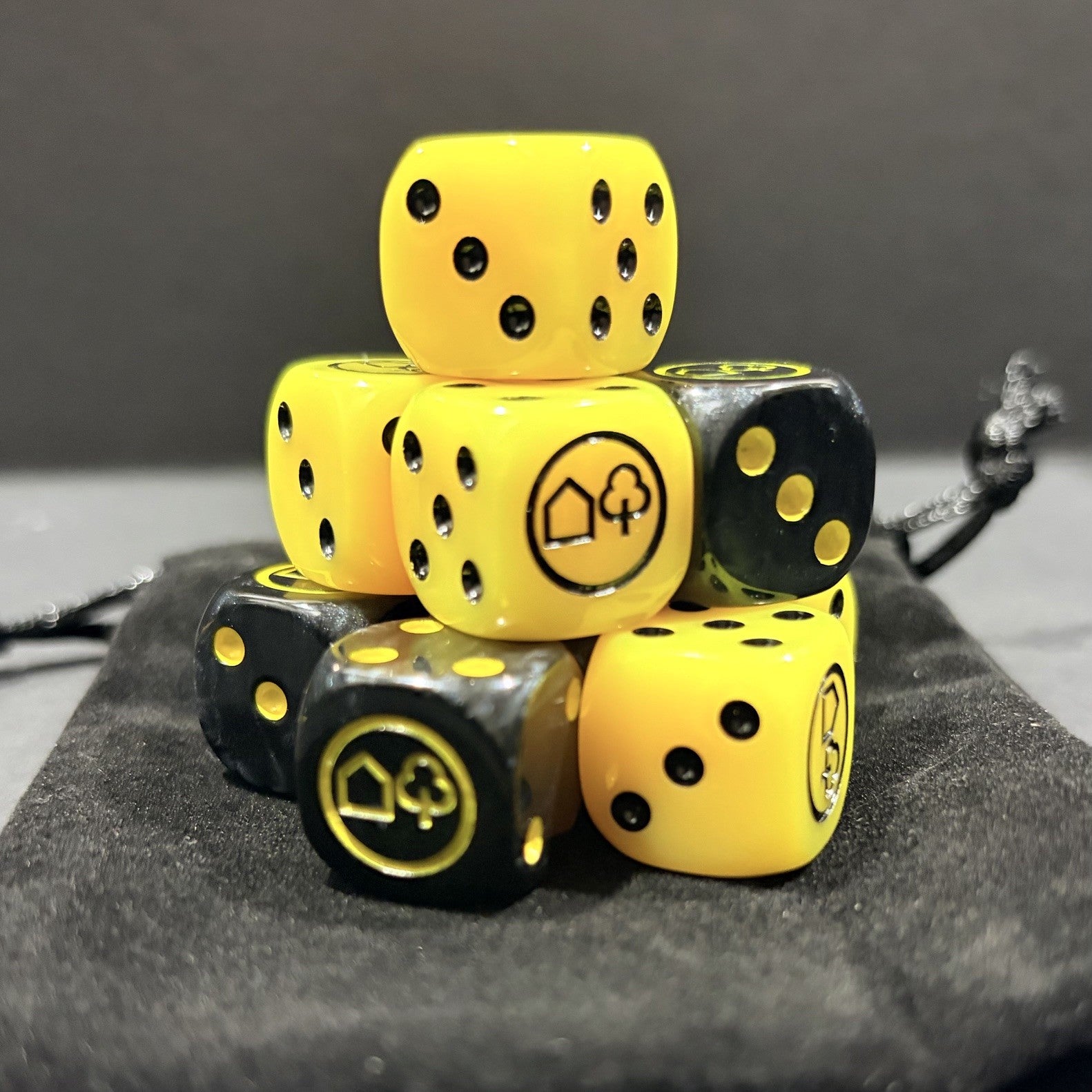 Gamers Village Logo Dice – Black/Yellow